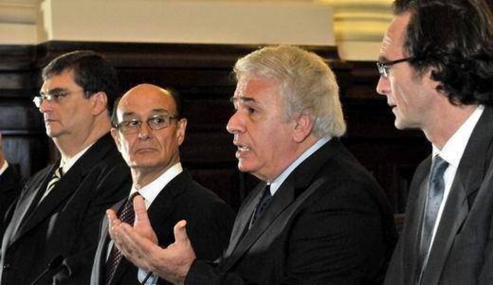 �Queremos que nos paguen lo que nos deben�, reclam� el gobernador