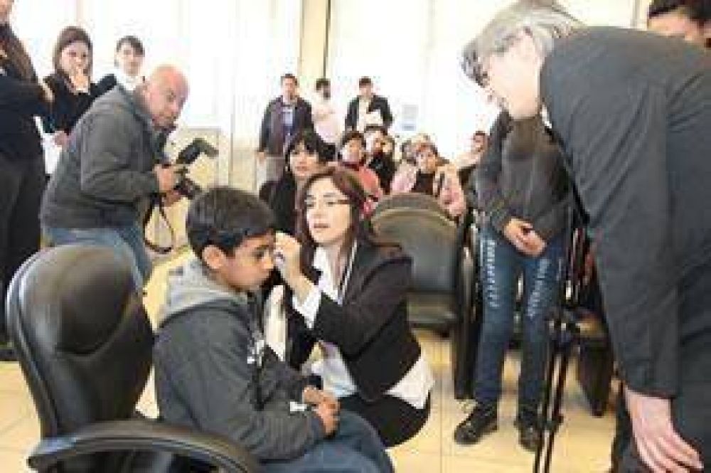 15 personas disfrutan de su nuevo aud�fono