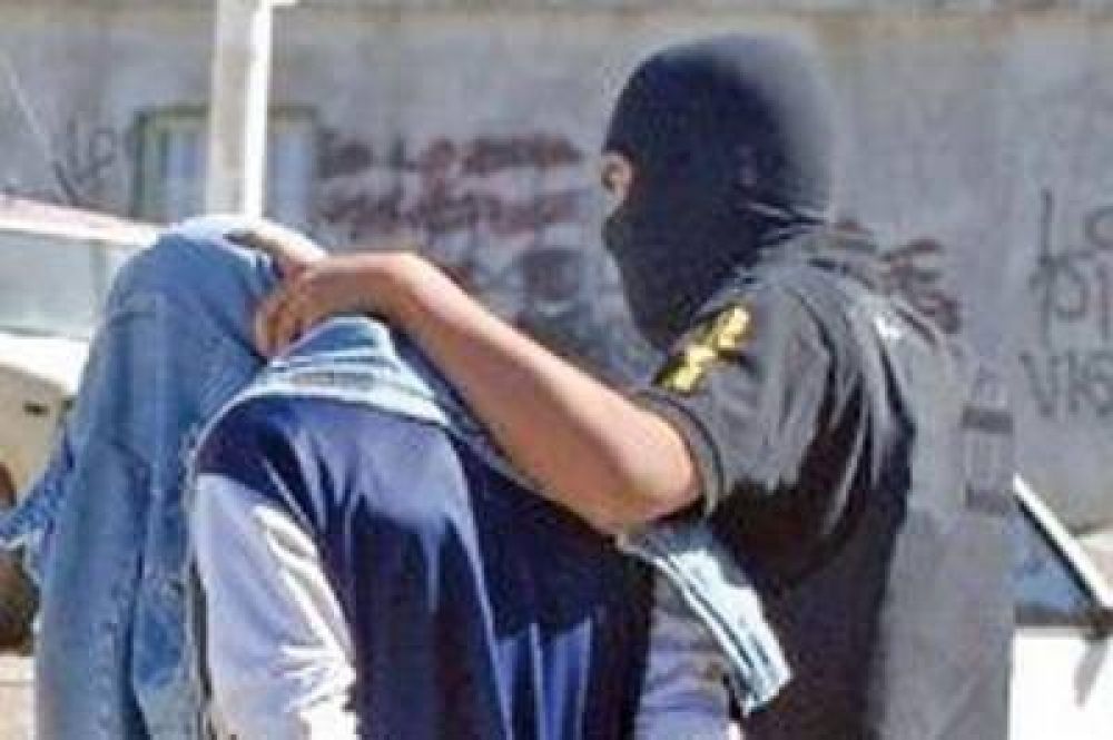 Detienen acusado de robo doblemente agravado