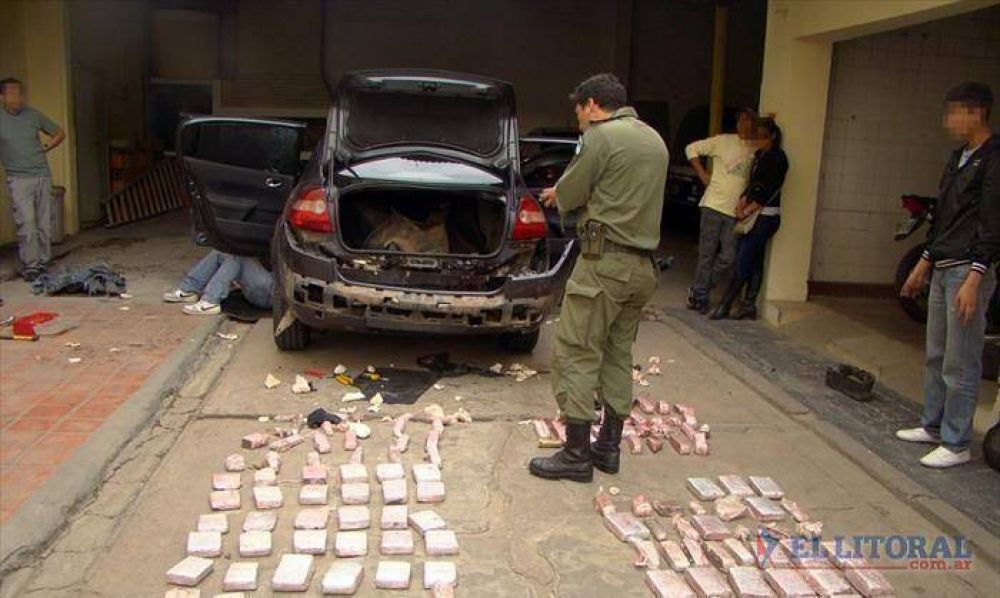 Hallan 129 kilos de droga en un auto