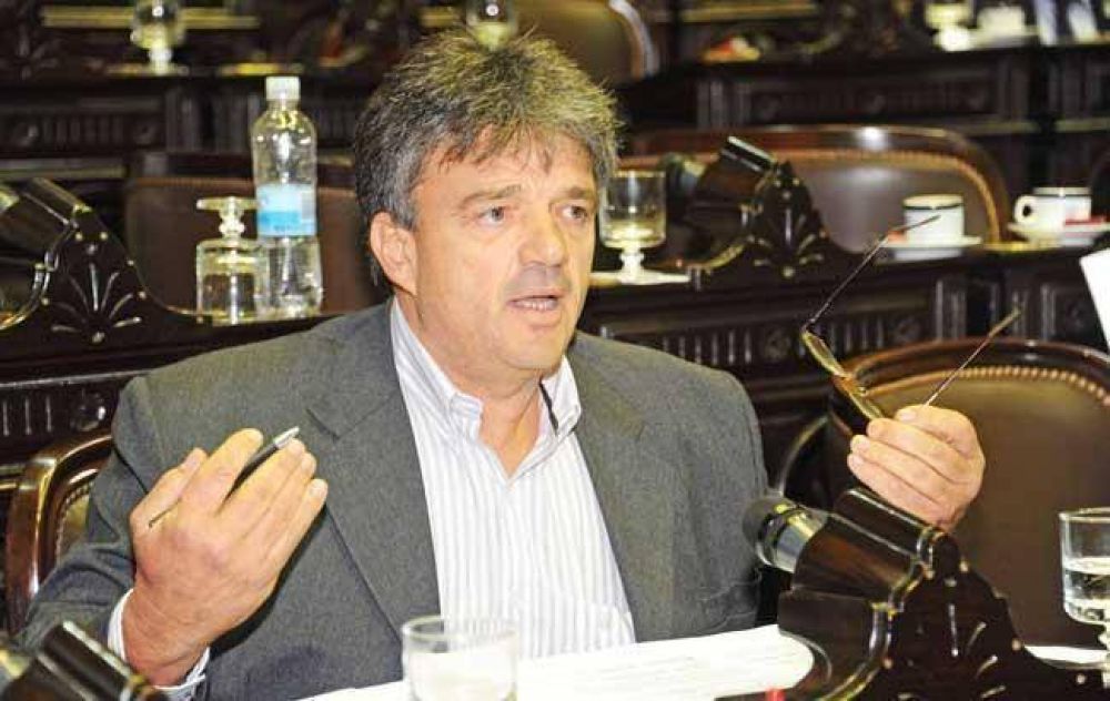 Jorge aludi� a un pelot�n de fusilamiento para ridiculizar a la oposici�n. Forte dijo que "el inconsciente lo traiciona� a�ora la dictadura"