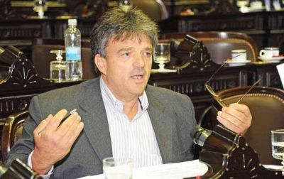 Jorge aludi� a un pelot�n de fusilamiento para ridiculizar a la oposici�n. Forte dijo que "el inconsciente lo traiciona� a�ora la dictadura"