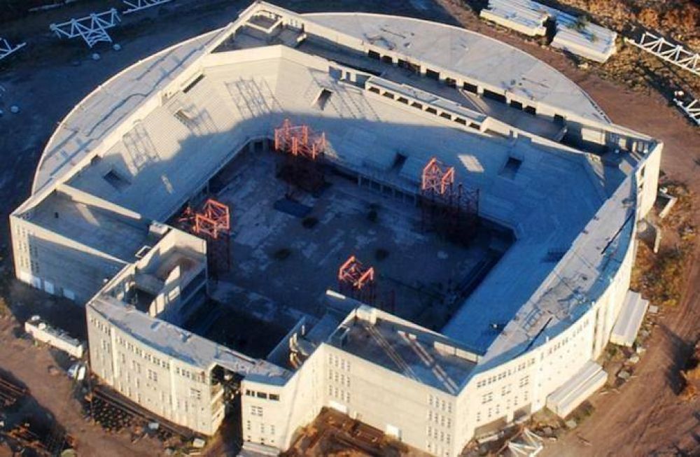 El ministro Varela va a la legislatura por el Megaestadio