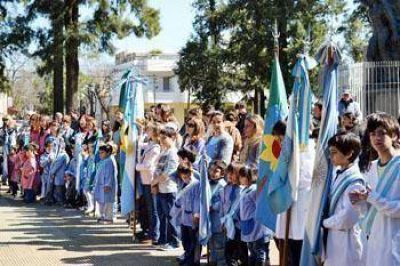 Los maestros festejaron su d�a en forma anticipada con un sencillo y emotivo acto