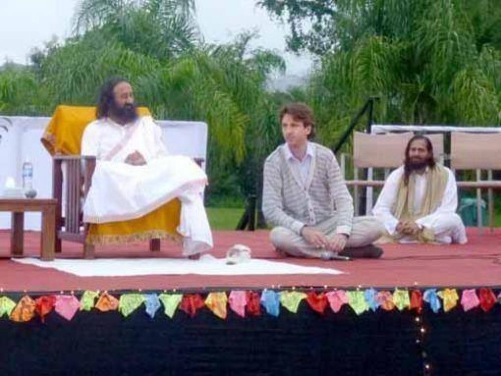Sri Sri ense�� a respirar en las Cataratas del Iguaz�