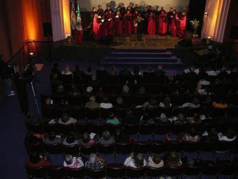 Coro de J�venes: Brillante concierto  hubo anoche por  el 35to. aniversario