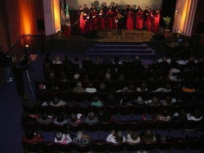 Coro de J�venes: Brillante concierto  hubo anoche por  el 35to. aniversario