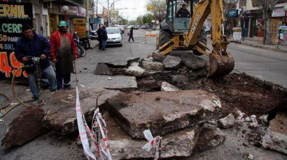 Adolfo Calle: llena de pozos, parches y losas hundidas