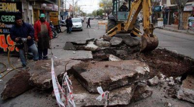 Adolfo Calle: llena de pozos, parches y losas hundidas
