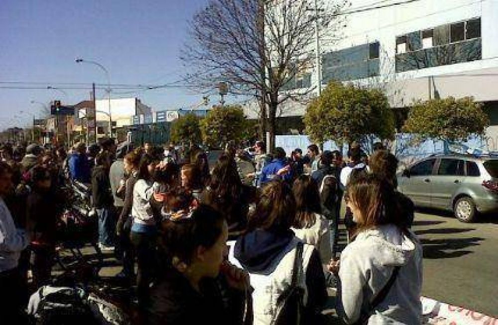 Estudiantes de Educaci�n F�sica se movilizaron ante el Consejo Escolar pidiendo mejoras para el CEF N� 1