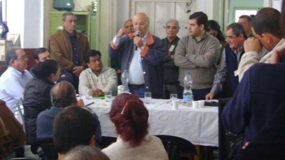 La UCR inst� a "sumar voluntades para hacer respetar la Constituci�n"
