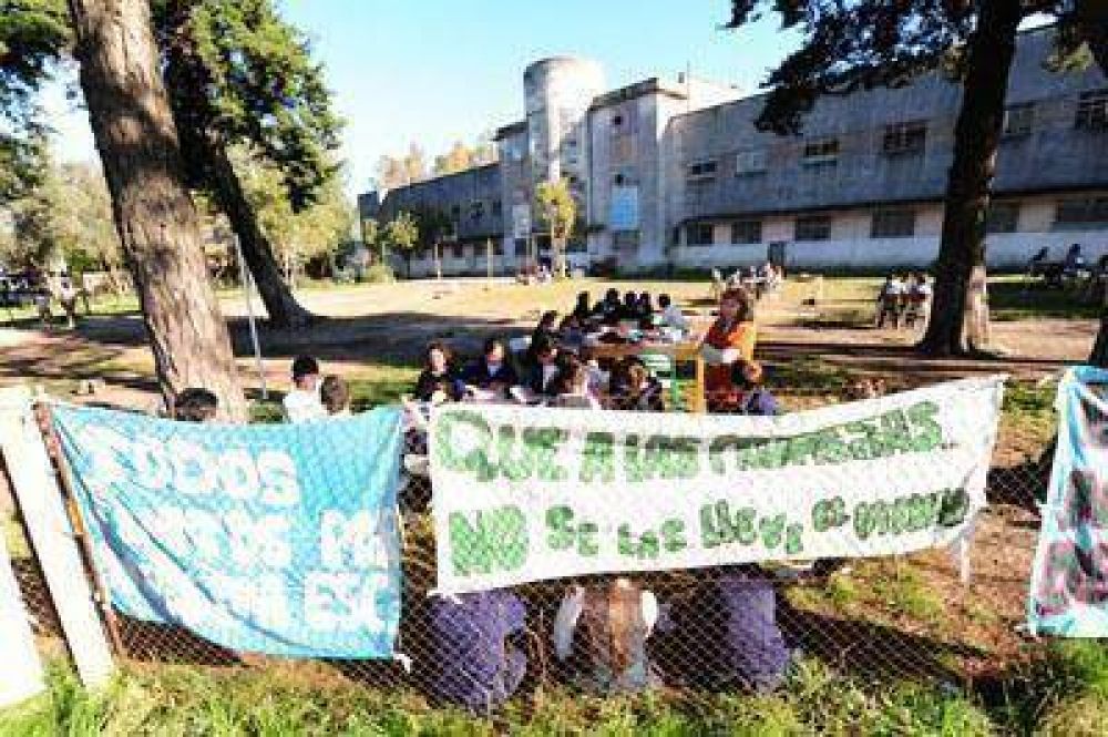  Contin�a la protesta de alumnos de la escuela �Am�rica Barbosa�