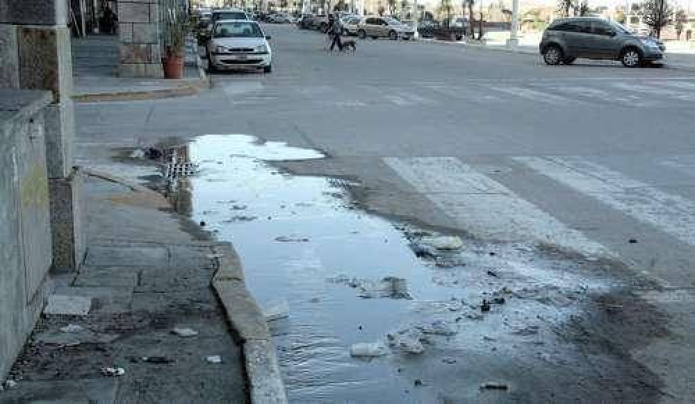 El abandono y suciedad de una ciudad que parece no ser vista