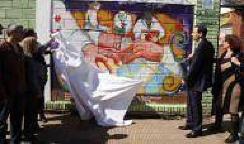 La Plata: Bruera inaugur� un mural en la Escuela Nro. 533 de San Carlos
