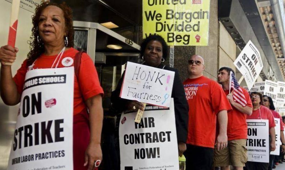 Los docentes de Chicago lanzaron el primer paro en un cuarto de siglo