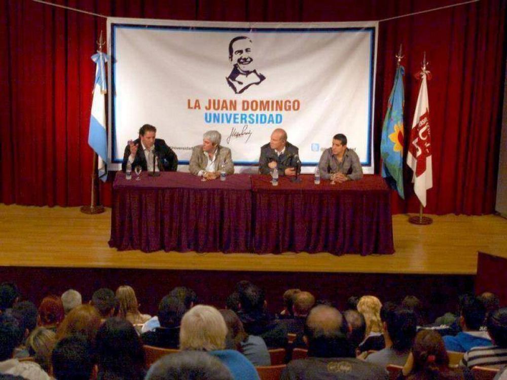 �Cacho� �lvarez lanz� la l�nea universitaria de La Juan Domingo