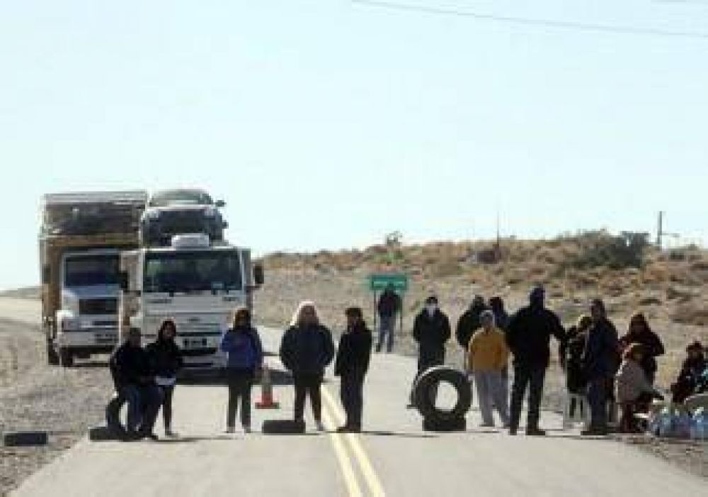 Tenso reclamo de viales en el ingreso a Zapala 