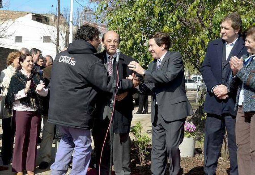 D�az P�rez y Mussi inauguraron una plaza lineal en Villa Jard�n de Lan�s