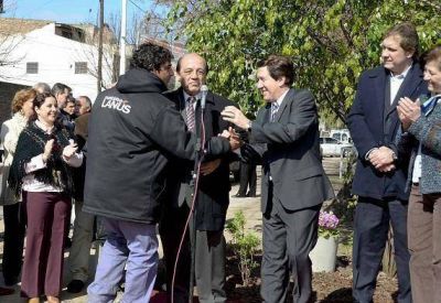 D�az P�rez y Mussi inauguraron una plaza lineal en Villa Jard�n de Lan�s