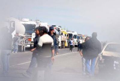 Los municipales de Plottier cortan la Ruta 22