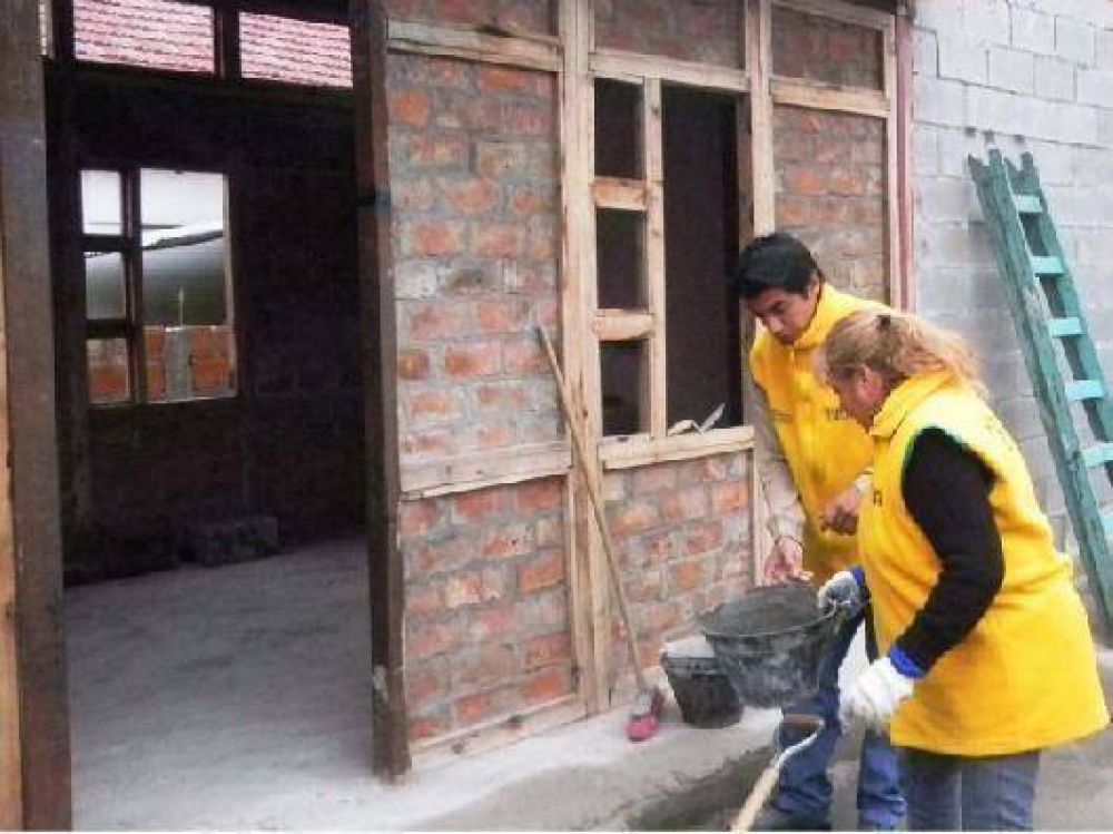 Almirante Brown: Avanza la construcci�n de viviendas para familias de bajos recursos