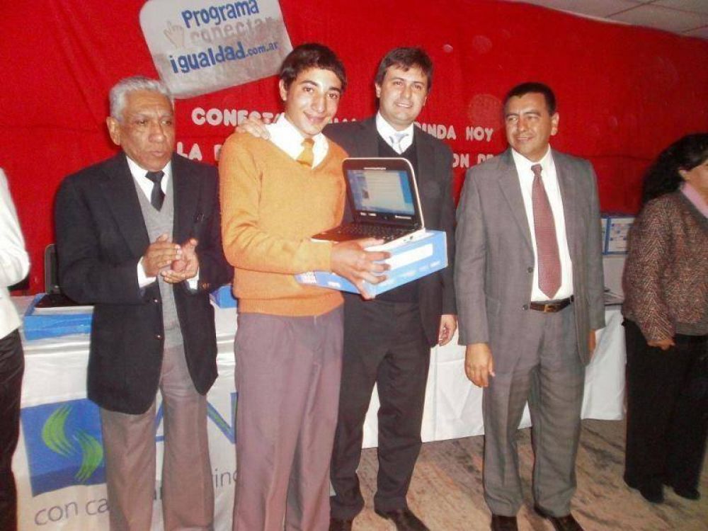 Estudiantes y docentes de Pom�n recibieron 300 netbooks