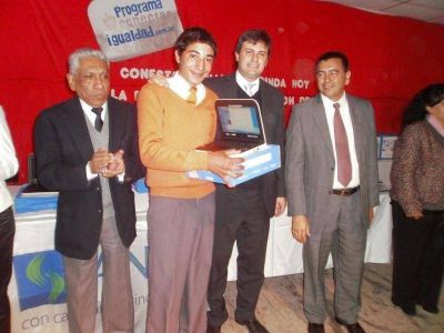 Estudiantes y docentes de Pom�n recibieron 300 netbooks