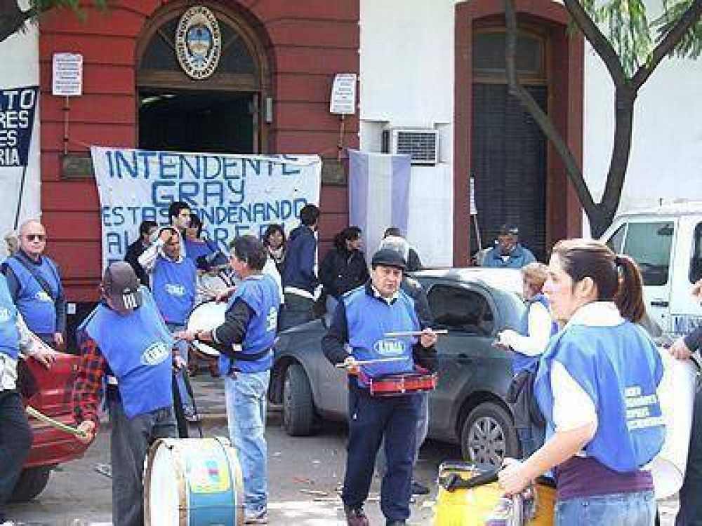 Echeverria: Municipales se movilizaron por el pago de horas extra