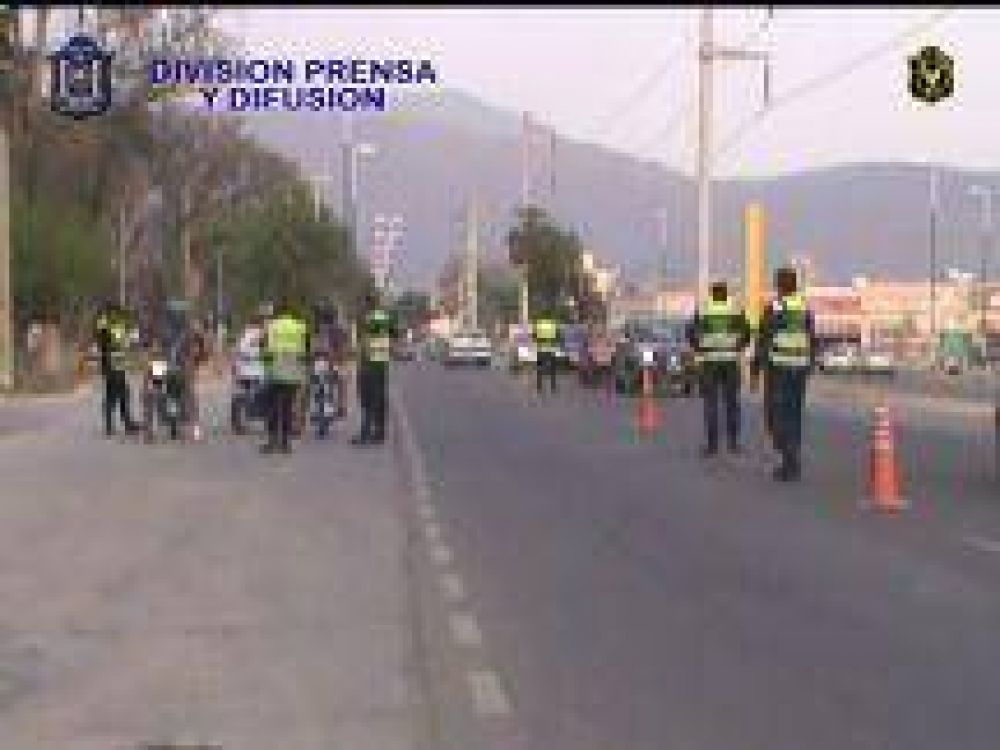 La Polic�a desaloj� la Ruta 11, donde se manifestaban los remiseros