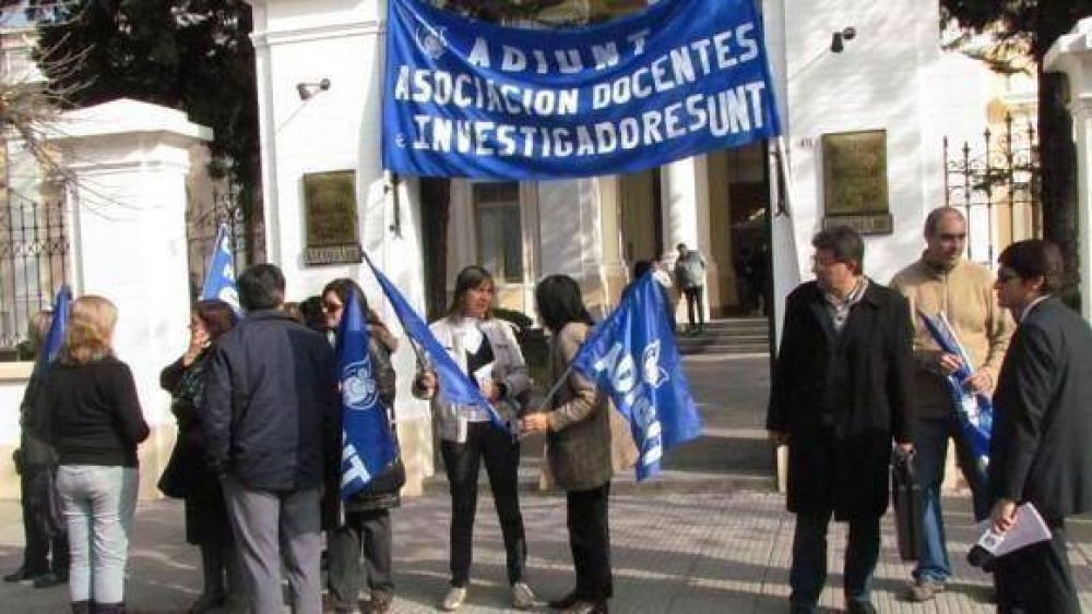  Universitarios vuelven a la protesta con un paro ma�ana y el viernes