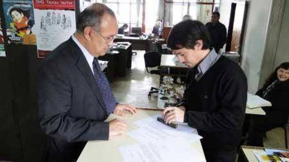 Piden que la fiscal�a determine incompatibilidad de cargos 