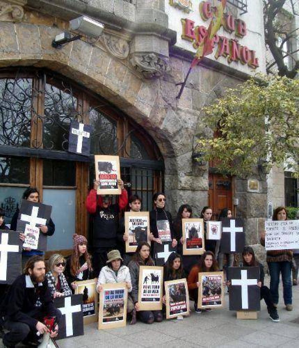 Defensores de animales protestaron en contra del sanguinario festejo del �Toro de la Vega�