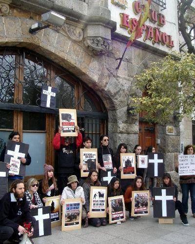 Defensores de animales protestaron en contra del sanguinario festejo del �Toro de la Vega�