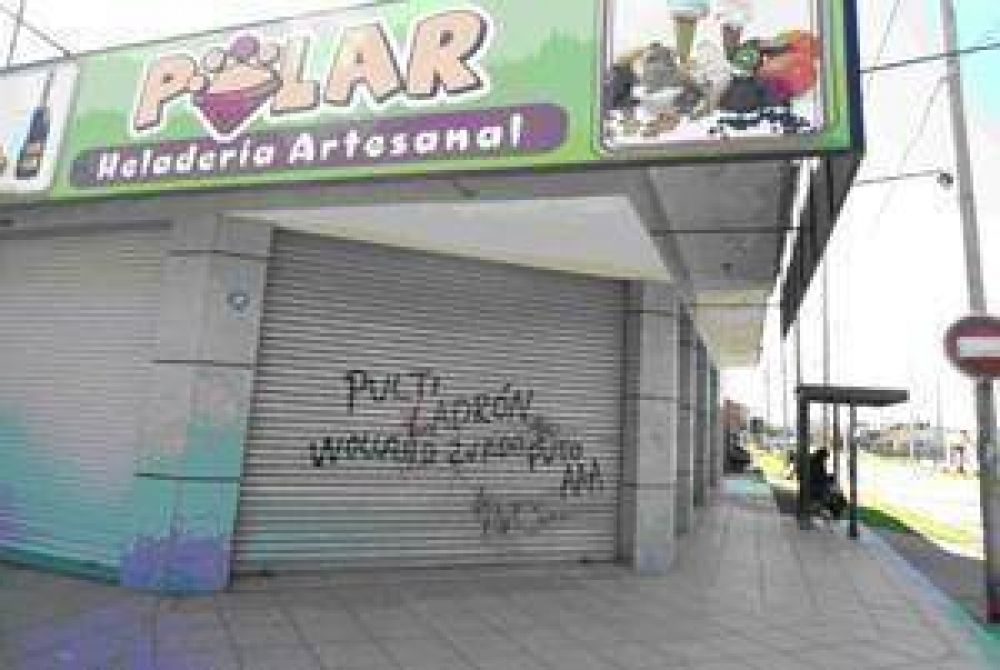 Repudian pintadas con la firma de la AAA