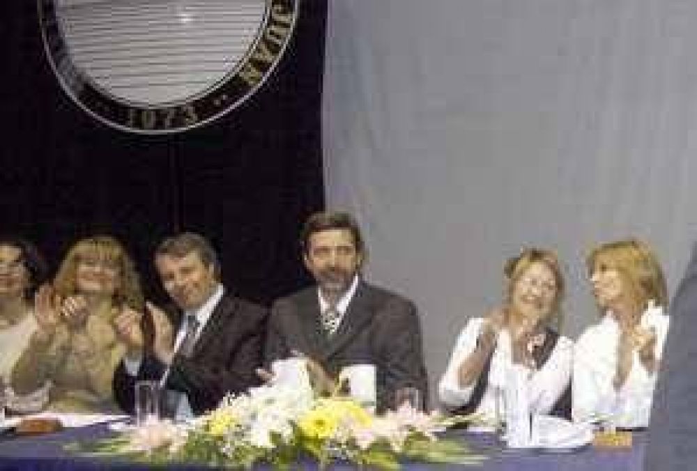 En la Industrial, Nasisi dijo que no contempla suspender al director