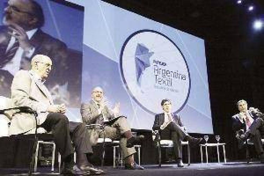 De Mendiguren inst� a los empresarios textiles a "buscar los cr�ditos productivos"