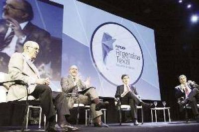 De Mendiguren inst� a los empresarios textiles a "buscar los cr�ditos productivos"