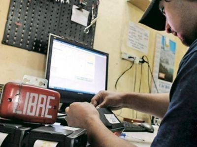 Taxis: avanza la tarjeta sin contacto y desde hoy rige el aumento de tarifas