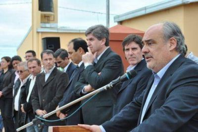 Ricardo, por todos lados, con obras y reclamos a Naci�n