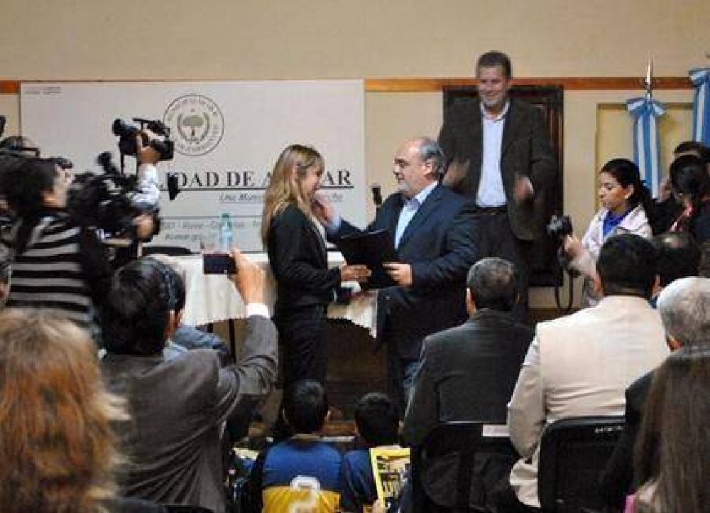 Desde Alvear, el gobernador Colombi salud� a los maestros en su D�a
