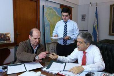 Inundaci�n: Zurro firm� un convenio con De Vido por obras