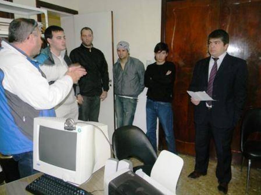 Por siete despidos se inici� un paro y toma de la planta en la empresa GKN