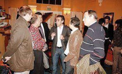Guzman se reuni� con j�venes empresarios de Escobar