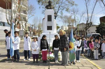 La Intendente Municipal Stella Giroldi encabez� el acto conmemorativo del D�a del Maestro