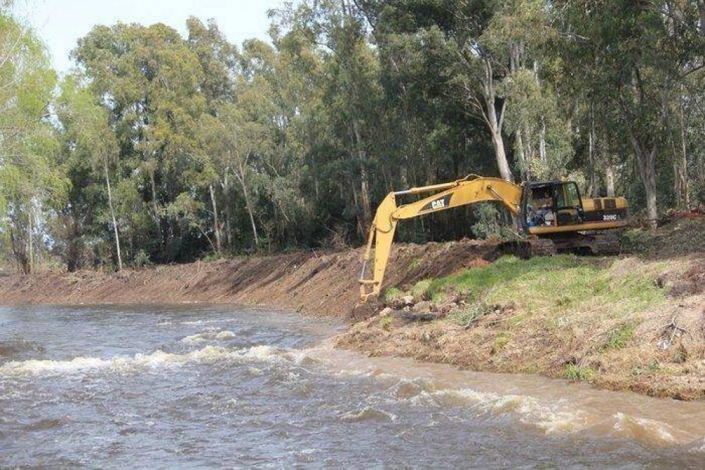 Contin�an los trabajos de reacondicionamiento y limpieza del Arroyo Azul