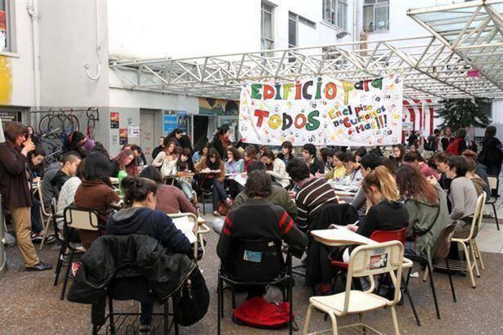 Estudiantes toman la facultad de Filosofa y Letras de la UBA