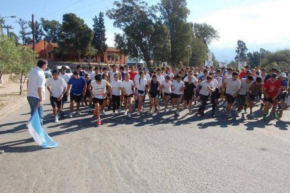 Multitudinaria marat�n aniversario del Centenario de la Escuela Jos� Cubas