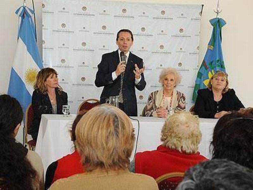 Echeverria: Se firm� un convenio de cooperaci�n sobre los derechos del ni�o