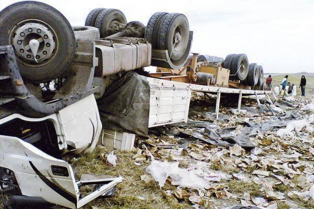 Muri� un camionero en un vuelco y la gente saque� 30 toneladas de az�car