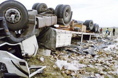 Muri� un camionero en un vuelco y la gente saque� 30 toneladas de az�car